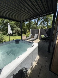 Wellness lodge Merel terras met jacuzzi