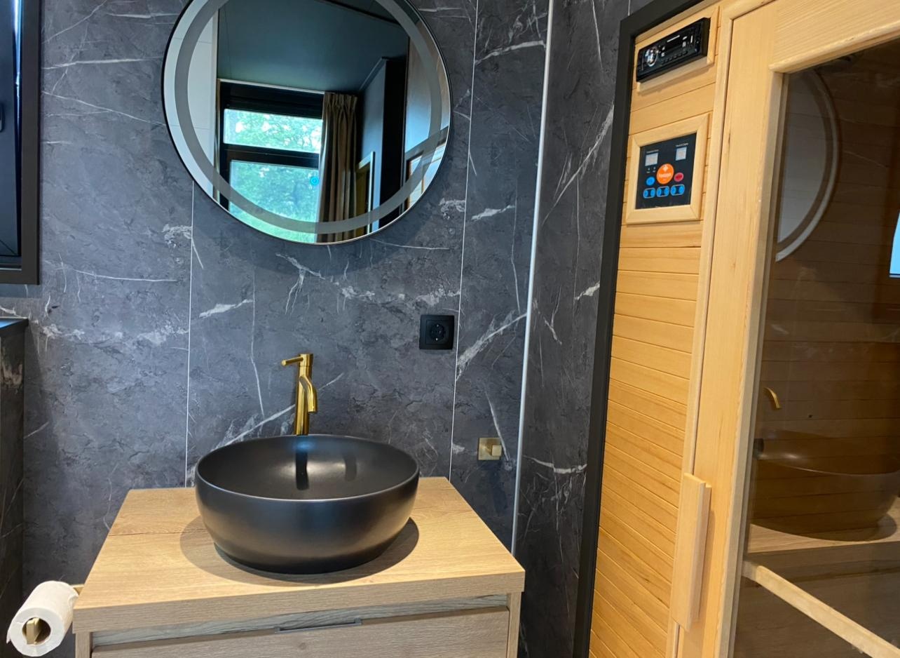 adults only wellness lodge badkamer