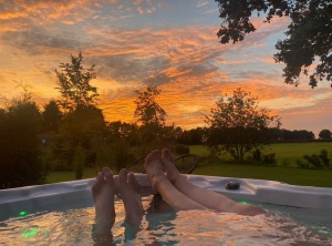Wellness lodge Specht zonsondergang jacuzzi