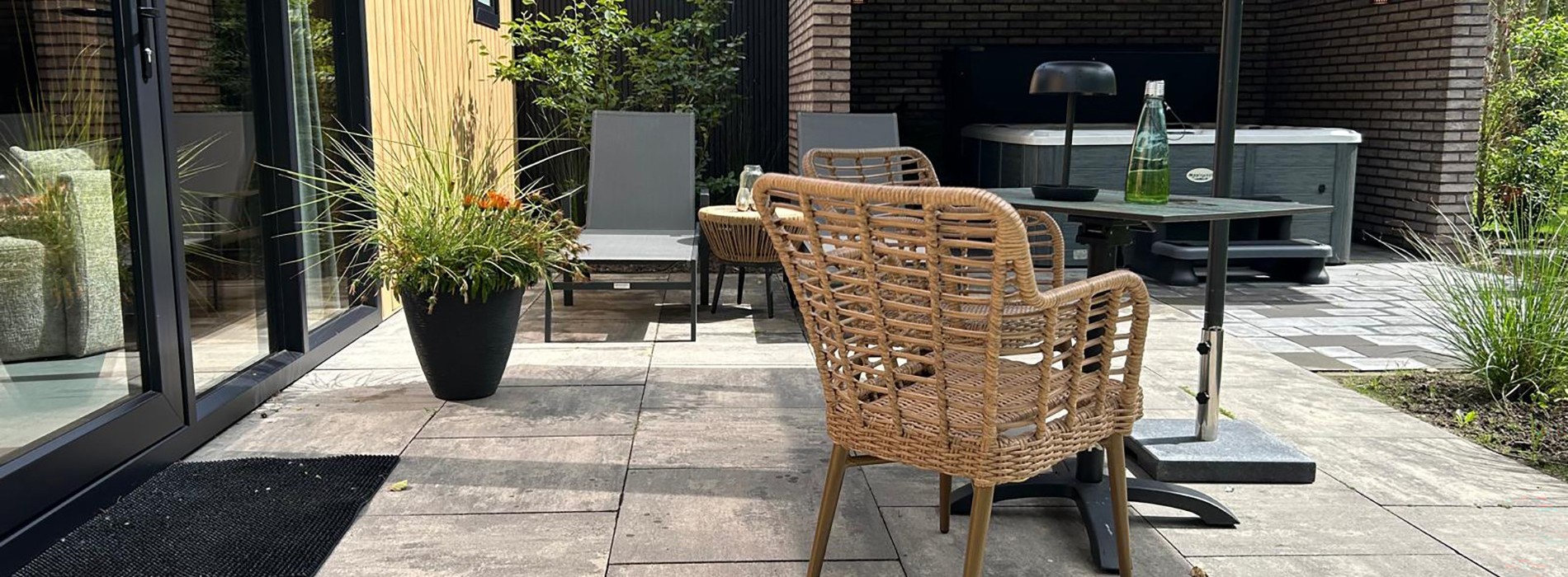 Ontspannen midden in de natuur met priv&eacute; jacuzzi en sauna.
